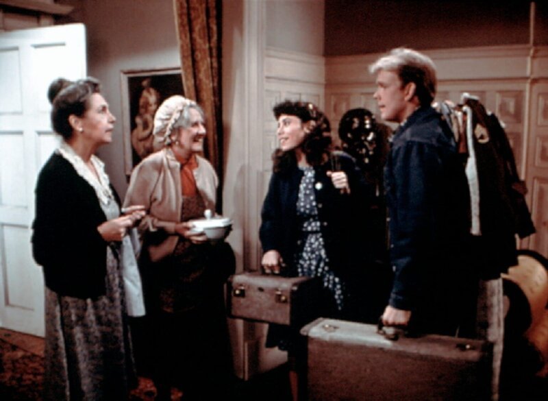 Miss Mamie (Helen Kleeb, l.) und Miss Emily (Mary Jackson, 2.v.l.) begrüßen Toni (Lisa Harrison, 2.v.r.) und Jason (Jon Walmsley, r.). Sie haben Toni eine Zimmer in ihrem Haus zur Verfügung gestellt. – Bild: WARNER BROS. INTERNATIONAL TELEVISION