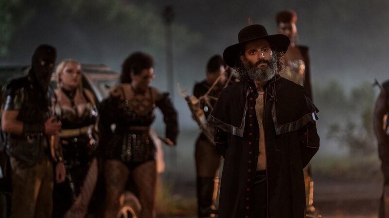 Bei einer gefährlichen Rettungsmission fordert John den Prediger der Heiligen Männer (Jason Mantzoukas) heraus – im Duell entscheidet sich alles. – Bild: ZDF und Skip Bolen