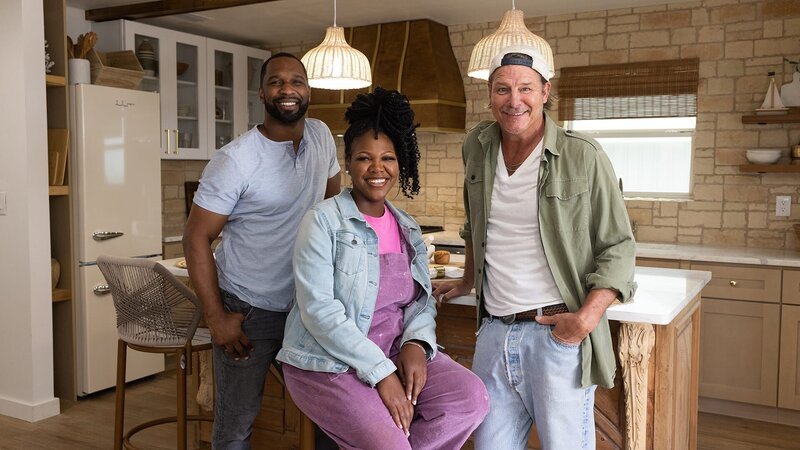 Mentor Ty Pennington (r.) poses with Steven (l.) and Ashley (m) in their winning kitchen. – Bild: Jessica McGowan/​Getty Images /​ HGTV US