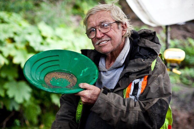 Fred Hurt pans for gold – Bild: Discovery Communications, Inc. EMEA/​UK Editorial Use Only