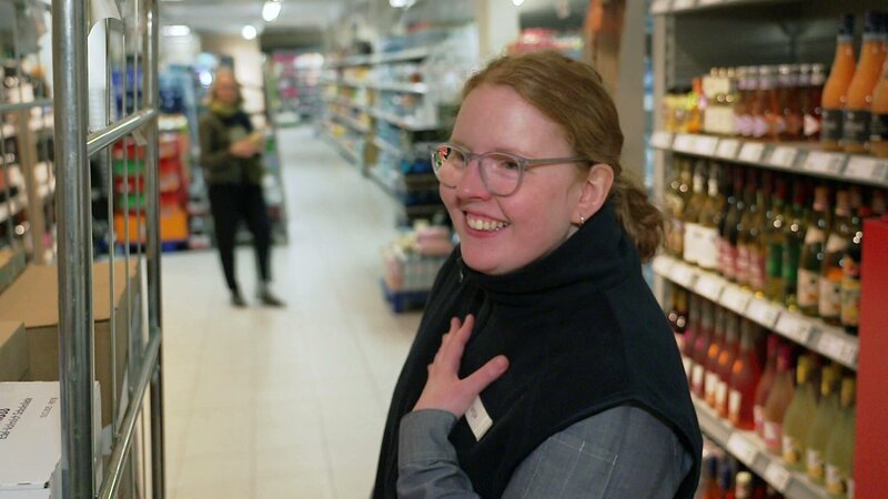 Tanja alias „Speedy Gonzales“ steht vor einer ungewohnten Herausforderung: Sie muss in einer fremden Abteilung aushelfen. – Bild: RTLZWEI