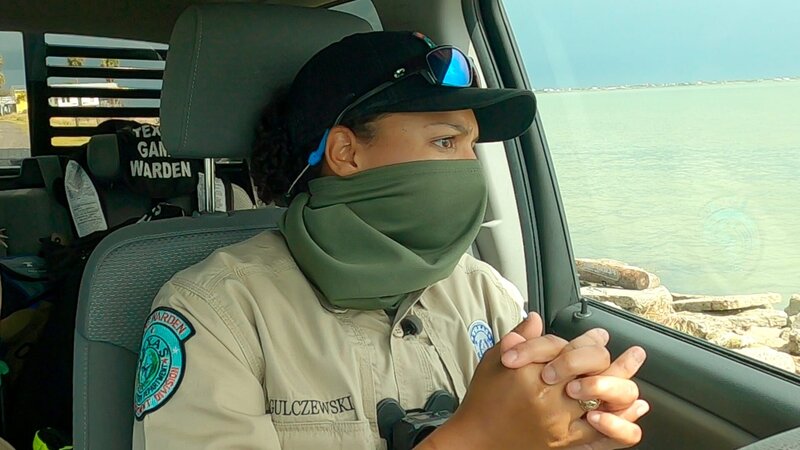 Warden Gulczewski sitting in car with her hands interlocked – Bild: Animal Planet /​ Discovery Communications, LLC