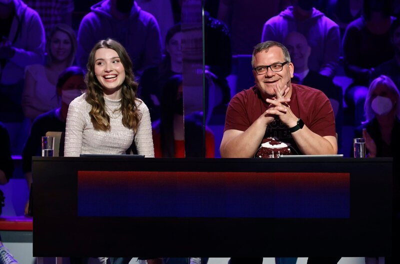 Rateteam-Kapitän Elton (r.) und die Schauspielerin Leia Holtwick (l.) bilden ein Rateteam. – Bild: ARD/​Morris Mac Matzen