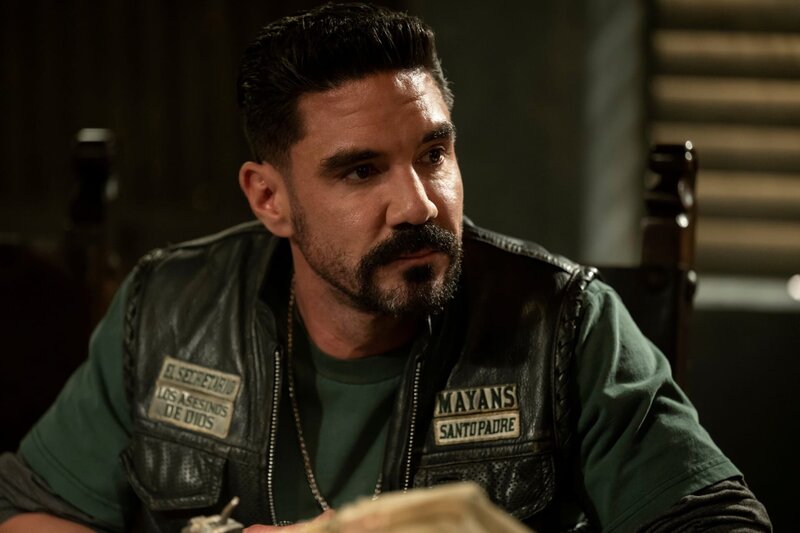 Clayton Cardenas als Angel Reyes – Bild: Disney /​ Die Verwendung ist nur bei redaktioneller Berichterstattung im Rahmen einer Programmank¸ndigung ab 2 Monate vor der ersten Auss /​ © 2023 FX Networks. All rights reserved