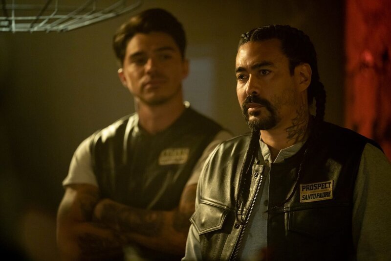 L-R: Andrew Jacobs as Guero, Gino Vento as Nestor. CR: Prashant Gupta/​FX – Bild: Disney /​ Die Verwendung ist nur bei redaktioneller Berichterstattung im Rahmen einer Programmank¸ndigung ab 2 Monate vor der ersten Auss /​ © 2023 FX Networks. All rights reserved