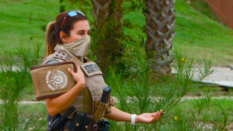 Warden Bailey holding book up. – Bild: Jamie Azar /​ Photobank /​ Discovery Communications, LLC