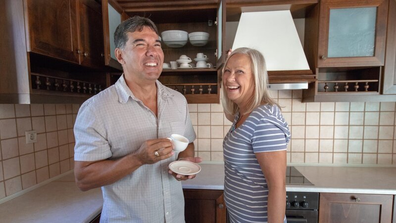Theresa Hernandez (R) and her husband Lazaro Hernandez (L) checking the usefulness of the fully-equipped kitchen in one of the houses they view during their house hunt in Crete, Greece, as seen on Mediterranean Life – Bild: Scripps Networks, LLC.