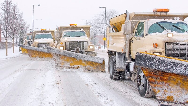 Snow Plowing – Bild: Craig Uglinica /​ Getty Images/​iStockphoto