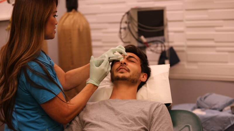 Dr. Lee injecting local anesthesia into Mike Thomas’ forehead and nose. – Bild: Discovery Communications