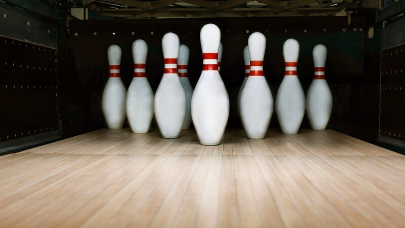 Ten pin bowling alley background. Closeup of tenpin row on a lane, night light. – Bild: Milkos /​ Getty Images/​iStockphoto