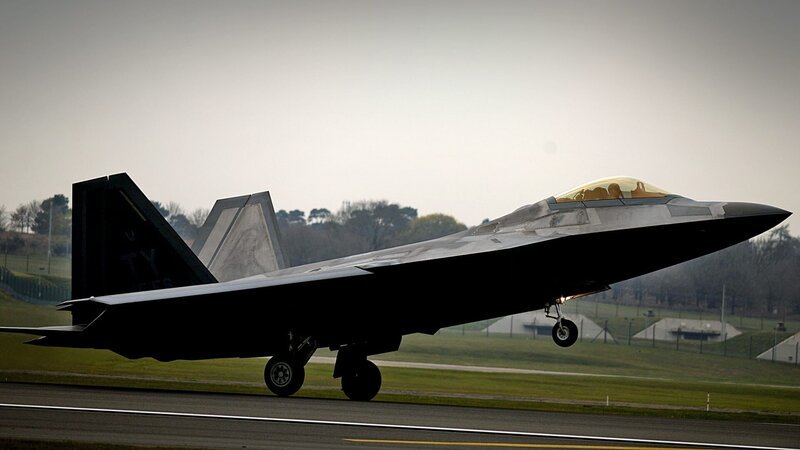 Um von feindlichen Radarsystem nicht aufgespürt zu werden, ist die F-22 mit einer speziellen Beschichtung lackiert. – Bild: Off the Fence