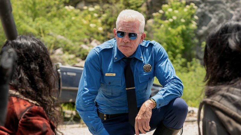 Agent Stone (Thomas Haden Church, M.) stellt Quiet (Stephanie Beatriz, r.) und Loud (Richard Cabral, l.) ein Ultimatum – ihre Freiheit hat einen Preis. – Bild: ZDF und Skip Bolen