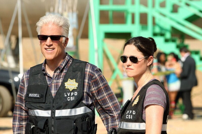 Bei einem Rave in der Wüste wird ein Mädchen erschossen. D.B. Russell (Ted Danson) und Sara Sidle (Jorja Fox) ermitteln. – Bild: RTL /​ CBS