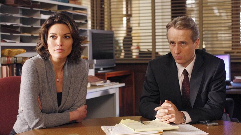 Die Staatsanwälte Rubirosa (Alana De La Garza) und Cutter (Linus Roache) setzen alles daran, dem Sektenführer eine Mitschuld an dem Mord eines ehemaligen Mitglieds nachweisen zu können. – Bild: TVNOW