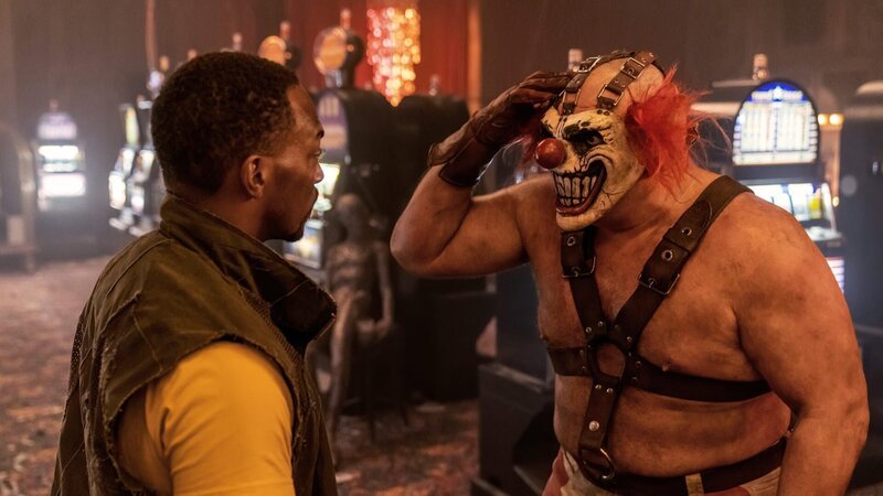 John (Anthony Mackie, l.) sitzt im Casino fest – gezwungen, Sweet Tooth (Joe Seanoa, r.) Wahnsinns-Show mit anzusehen. – Bild: ZDF und Skip Bolen