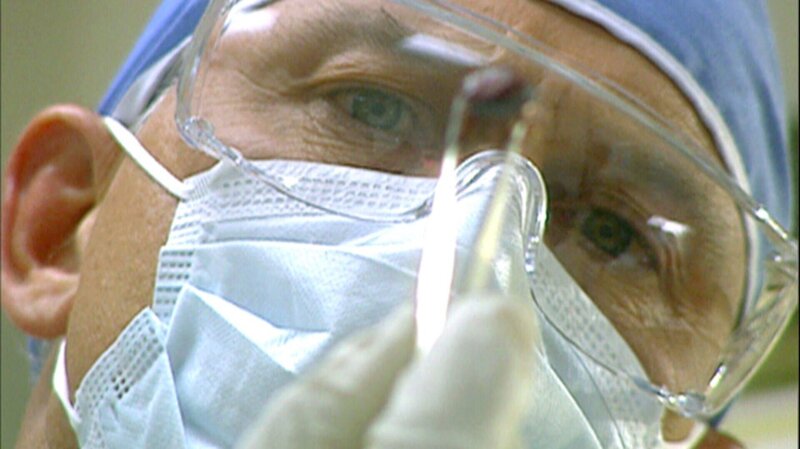 Die Frau des Polizisten – Gerichtsmediziner finden heraus, dass Jenifer McCrady mit einem Kopfschuss ermordet wurde. – Bild: RTL II