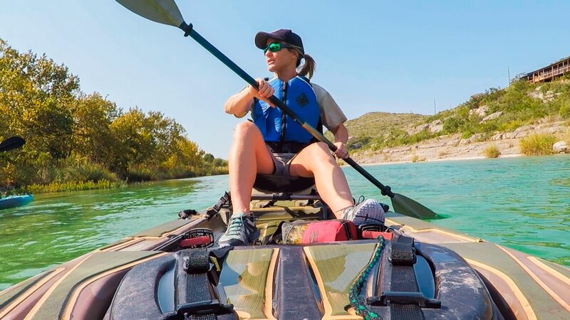 Front view of Warden Hatten in canoe – Bild: Animal Planet /​ Discovery Communications, LLC