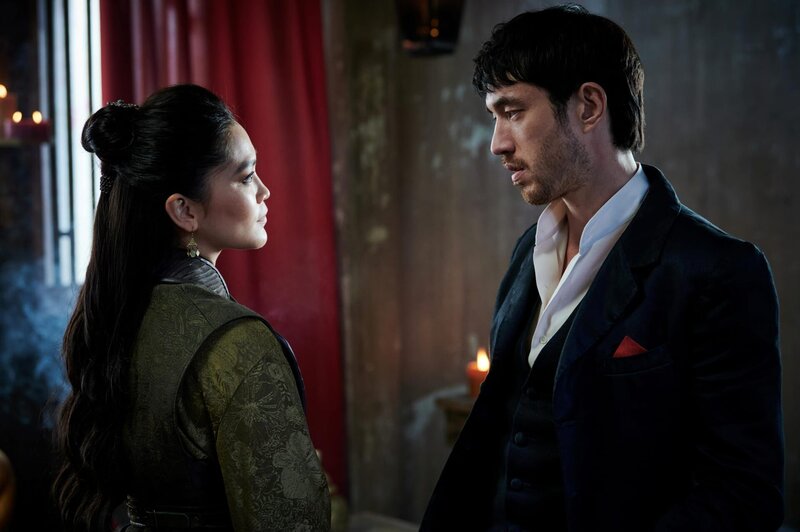 Mai Ling (Dianne Doan, l.) und Ah Sahm (Andrew Koji) – Bild: Warner /​ Die Verwendung ist nur bei redaktioneller Berichterstattung im Rahmen einer Programmank¸ndigung ab 2 Monate vor der ersten Auss /​ © 2021 WarnerMedia Direct, LLC. All Rights Reserved. HBO Maxô is used under license.