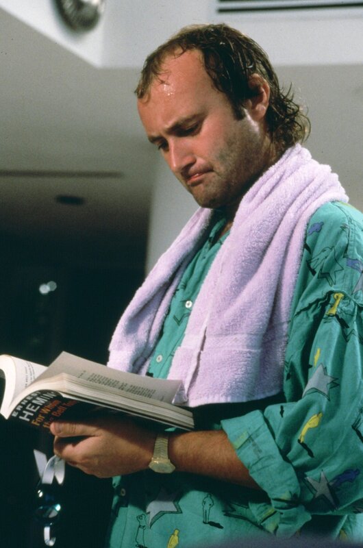 Phil „The Shill“ Mayhew ist ein überaus geschickter Gauner, der bei seiner Fernsehshow Unschuldige hereinlegt. – Bild: RTL Crime