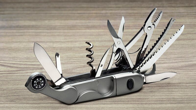 A multi-purpose knife with all tools opened – Bild: Jonathan Kitchen /​ Getty Images /​ Digital Vision 72983933