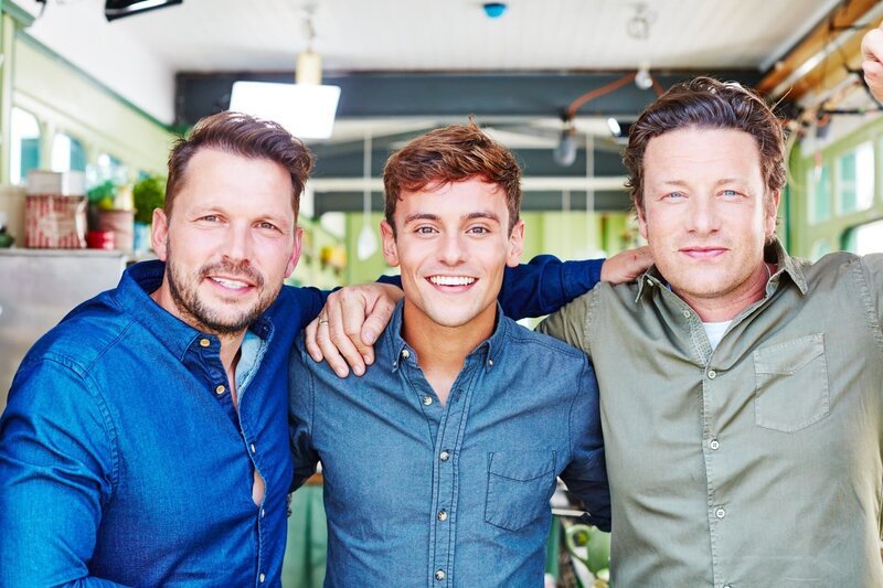 „Jamie & Jimmy’s Food Fight Club“, „Hühnchen süß-sauer mit Tom Daley.“ Jamie und Jimmy begrüßen den mehrmaligen britischen Olympiateilnehmer im Turmspringen Tom Daley. Zunächst bereitet Jamie für ihn eine im Ofen gebackene Carbonara zu. Dann weiht er ihn in sein köstliches Rezept für ein süß-saures Huhn ein. Während Tom mit dem Nachkochen beschäftigt ist, stellen Jamie und Jimmy mit Steaks von Milchkühen ein Projekt gegen die Lebensmittelverschwendung vor. Schließlich sammelt Jimmy an der Küste Algen, Seetang, Strandschnecken und Wildkräuter und zaubert daraus köstliche ‚Strand-Tapas‘.Im Bild (v.li.): Jimmy Doherty, Tom Daley, Jamie Oliver. – Bild: MG RTL D /​ David Loftus