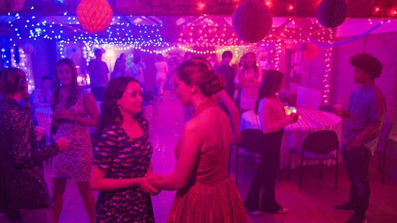 Addie (Lola Blue, v.l.) hat für ihre Schwestern, die Zwillinge sind, eine Party zum 16. Geburtstag im Gemeindesaal organisiert. Keedie (Georgia De Gidlow, v.r.) war erst gegen eine Party, doch nun freut sie sich doch. – Bild: ZDF und Kind of Productions Limited MMXXIII