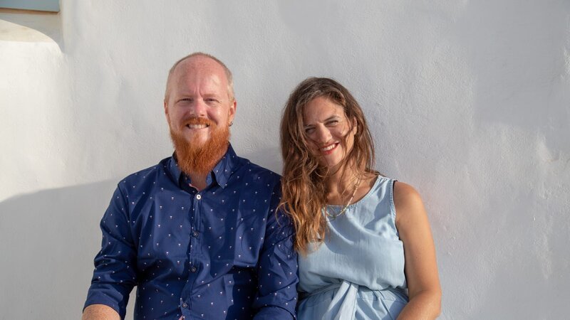 Katherine Sinclair (R) and Lowell Kitchen (L) sitting outdoors during a sunny, windy day in Paros, Greece, as seen on Mediterranean Life – Bild: Scripps Networks, LLC