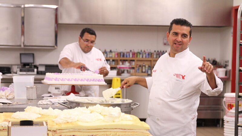 The guys work on a fire v. police cake. – Bild: Discovery Communications