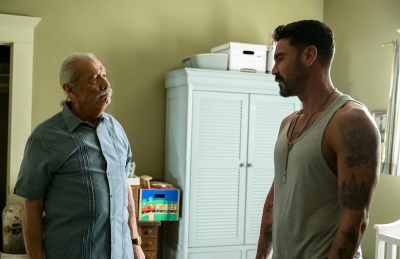 L-R: Edward James Olmos as Felipe Reyes, Clayton Cardenas as Angel Reyes. – Bild: Disney /​ Die Verwendung ist nur bei redaktioneller Berichterstattung im Rahmen einer Programmank¸ndigung ab 2 Monate vor der ersten Auss /​ © 2023 FX Networks. All rights reserved