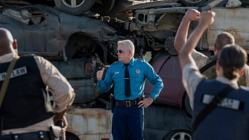 Agent Stone (Thomas Haden Church) schart seine Gefolgsleute (Komparsen) um sich und ruft mit fanatischem Eifer zum Kampf auf – für ein Gesetz, das keine Gnade kennt. – Bild: ZDF und Skip Bolen