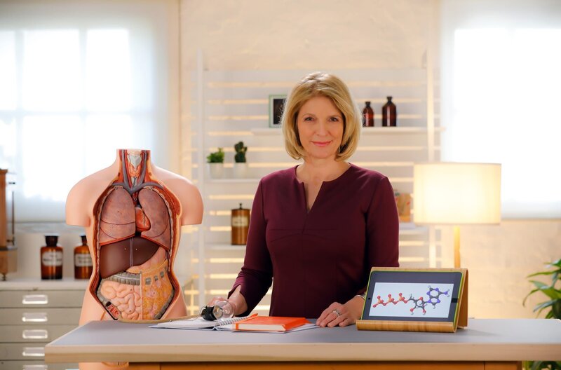 Egal ob es friert oder die Sonne uns den Schweiß auf die Stirn treibt – in unserem Körper herrschen konstante 36⁠–⁠37,5 Grad. Wie der Körper das schafft und welche Kniffe er da bei der Wärmeregulierung anwendet, erklärt Susanne Holst bei „Wissen vor acht – Mensch“. – Bild: ARD/​Mike Christian