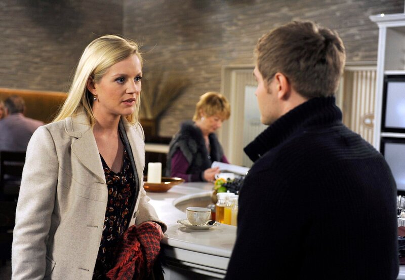 ARD ROTE ROSEN FOLGE 1428, am Dienstag um 14:10 Uhr im ERSTEN. Jule (Kim-Sarah Brandts, l.) ist schwer enttäuscht, als Lars (Peter Foyse, r.) die Hochzeitsreise verschieben muss. – Bild: ARD/​Nicole Manthey