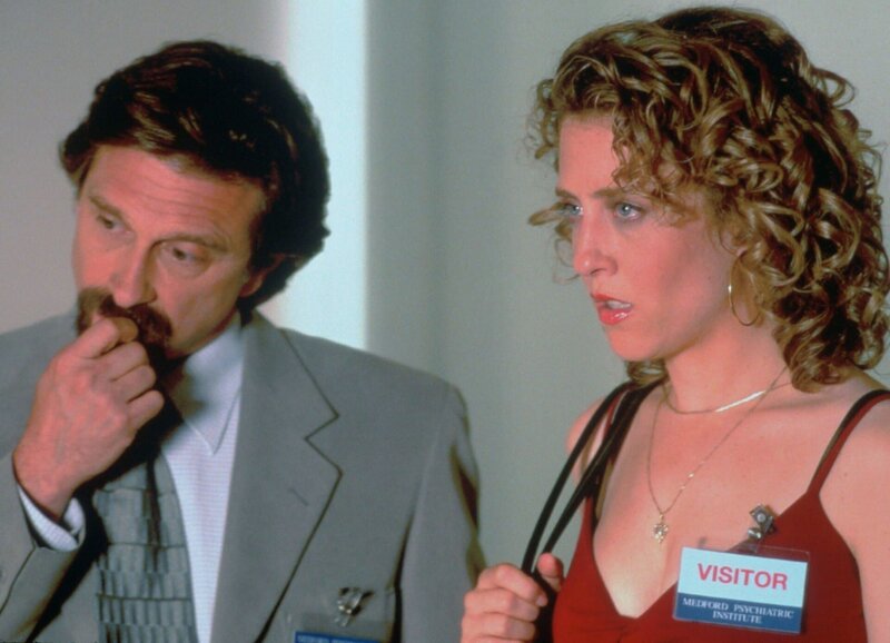 Sharona (Bitty Schram) besucht Monk, der verhaftet wurde und in der Irrenanstalt von Dr. Lancaster (Dennis Boutsikaris) gelandet ist. – Bild: Super RTL