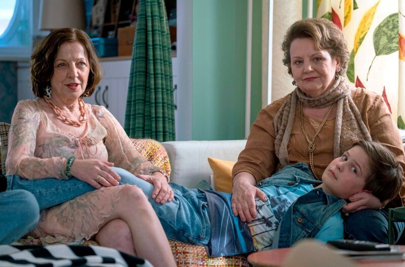 Püppchen (Irene Rindje) und Biggi (Swetlana Schönfeld) fragen wie es den Geburtstagsjungs geht. Eddie (Fillin Mayer) scheint krank zu sein. Von links: Püppchen (Irene Rindje), Eddie (Fillin Mayer) und Biggi (Swetlana Schönfeld). – Bild: BR/​good friends Filmproduktion/​MDR/​SWR/​Oliver Vaccaro