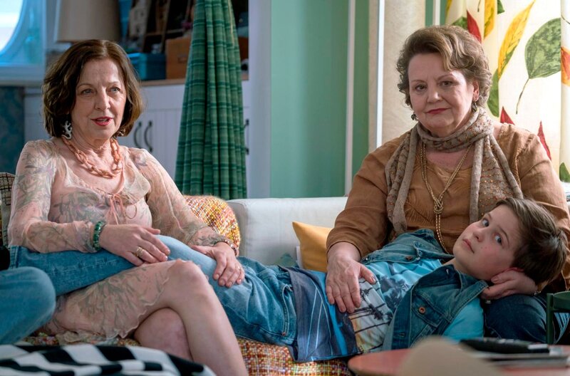 Püppchen (Irene Rindje) und Biggi (Swetlana Schönfeld) fragen wie es den Geburtstagsjungs geht. Eddie (Fillin Mayer) scheint krank zu sein. Von links: Püppchen (Irene Rindje), Eddie (Fillin Mayer) und Biggi (Swetlana Schönfeld). – Bild: BR/​good friends Filmproduktion/​MDR/​SWR/​Oliver Vaccaro