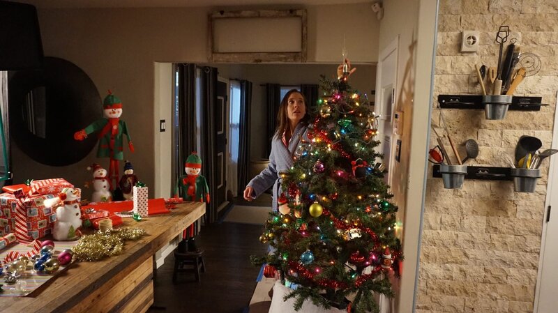 Angela Matthews decorating her Christmas Tree. – Bild: Investigation Discovery /​ Discovery Communications
