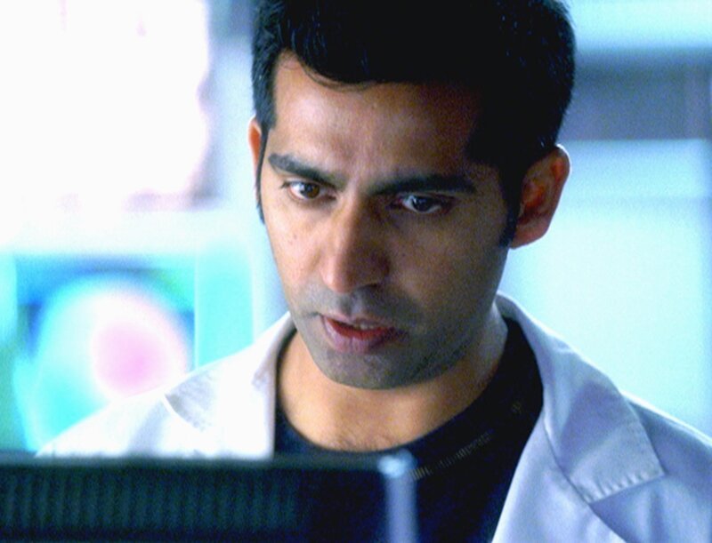 Durch die angstvollen Tage in der Untersuchungshaft hat Bug (Ravi Kapoor) ein schweres psychisches Trauma erlitten. Völlig verschlossen vergräbt er sich in seine Arbeit. – Bild: RTL /​ NBC Universal