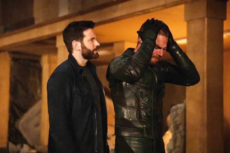 Tommy Merlyn (Colin Donnell, l.) und Oliver Queen (Stephen Amell) – Bild: RTL Deutschland