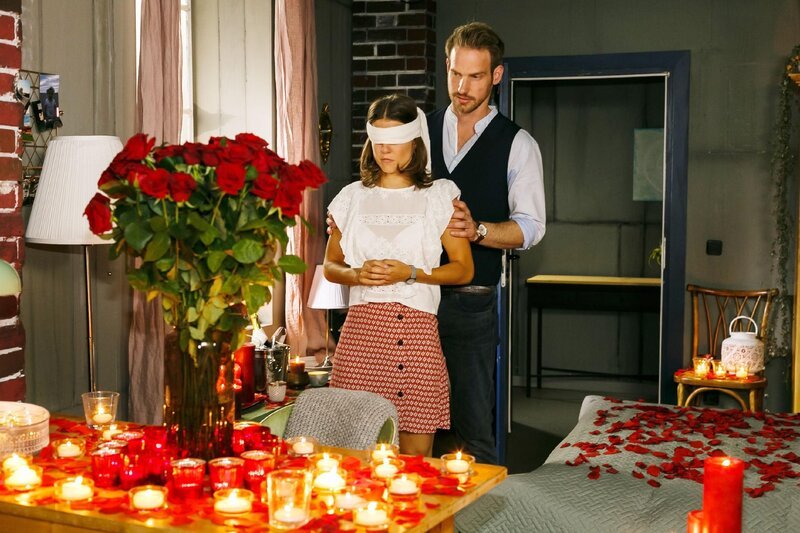 Pauline (Maike Johanna Reuter) ist überrumpelt, als Damian (Christian Feist) ihr einen romantischen Heiratsantrag macht … – Bild: RTL /​ Kai Schulz