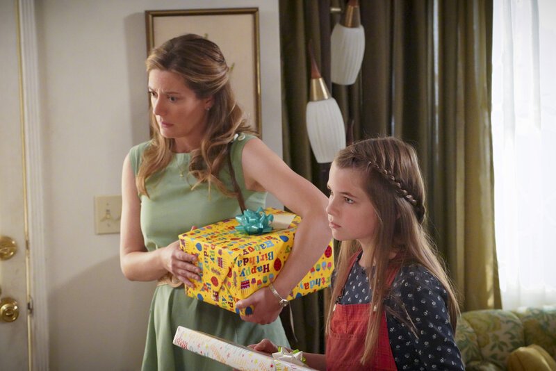Mary (Zoe Perry, l.); Missy (Raegan Revord, r.) – Bild: Warner Bros. Entertainment Inc. /​ Bill Inoshita