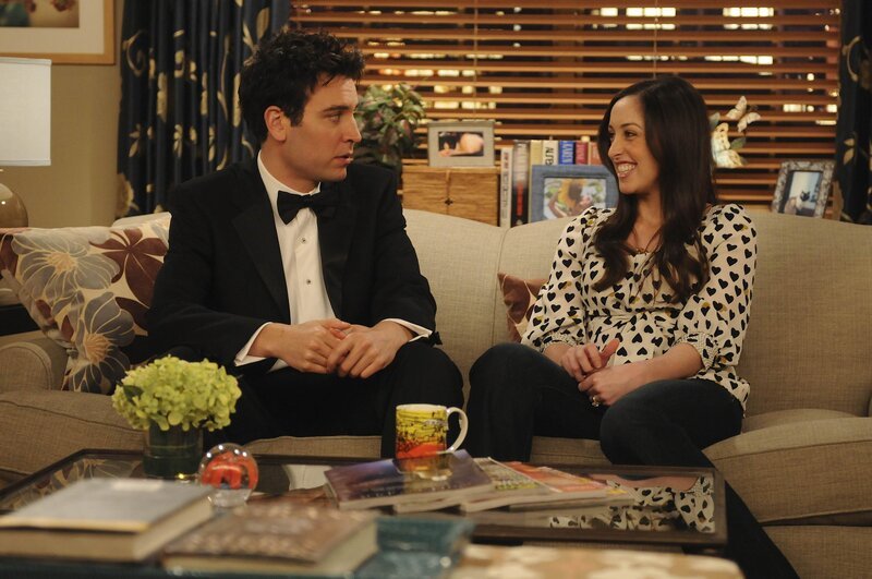 Ted (Josh Radnor, l.) muss sich eingestehen, dass er jemanden am Haken hat: Henrietta (Catherine Reitman, r.), die sich eine Zukunft mit ihm erhofft und von ihm hingehalten wird … – Bild: © 20th Century Fox International Television