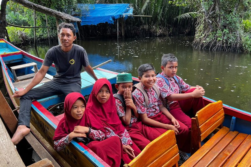 Asia – Sulawesi Totenkult und Tradition Die Kinder können alle vorbeifahrenden Boote für ihren Schulweg umsonst benutzen. SRF/​Martin Schacht – Bild: SRF2 – honorarfrei nur im Zusammenhang mit genannter SRF2-Sendung