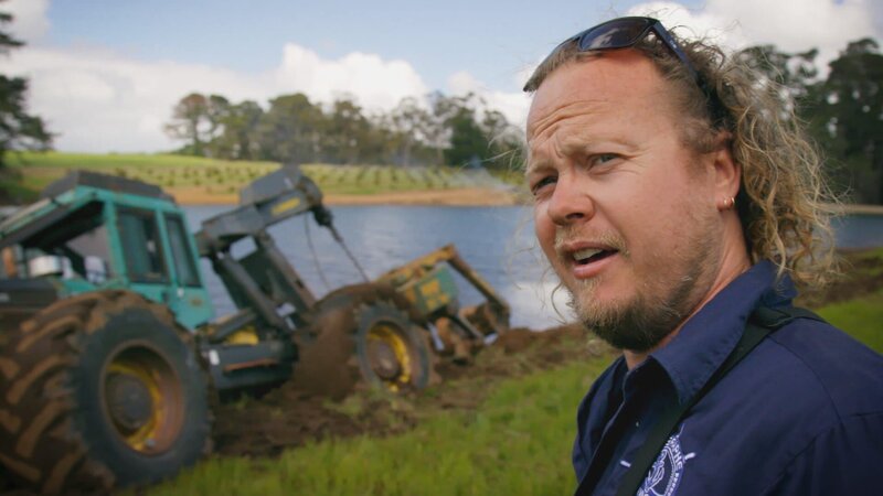 On a farm in Manjimup, a skidder is in danger of sinking into the water. – Bild: DMAX