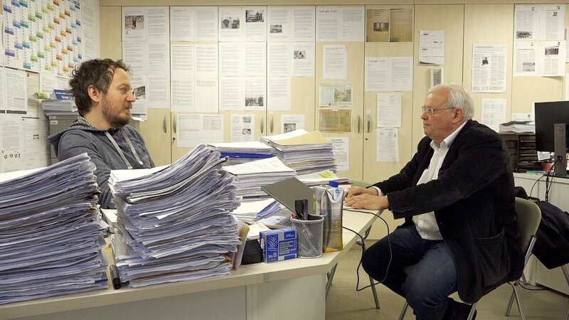 ORF-Korrespondent Christian Wehrschütz mit Goran Lukic. Er arbeitet in einer Hilfsorganisation und berät immer mehr Arbeiter aus immer entfernteren Ländern. – Bild: ORF