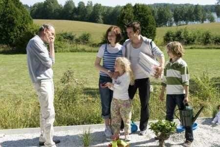 Sten (Michael Mendel, l.) fSllt aus allen Wolken, als sein Sohn Marius (Markus Meyer, 2.v.r.) mit seinen Kindern Kaja (Maria Ehrlich, 2.v.l.), Laura (Emilie Cappallo, m.) und Titus (Adrian Wahlen) vor seinem Haus auf dem Land auftauchen. – Bild: ZDF und Marco Meenen Sten (Michael Mendel, l.) fSllt aus allen Wolken, als sein Sohn Marius (Markus Meyer, 2.v.r.) mit seinen Kindern Kaja (Maria Ehrlich, 2.v.l.), Laura (Emilie Cappallo, m.) und Titus (Adrian Wahlen) vor seinem Haus auf dem Land auftauchen. – Bild: ZDF und Marco Meenen