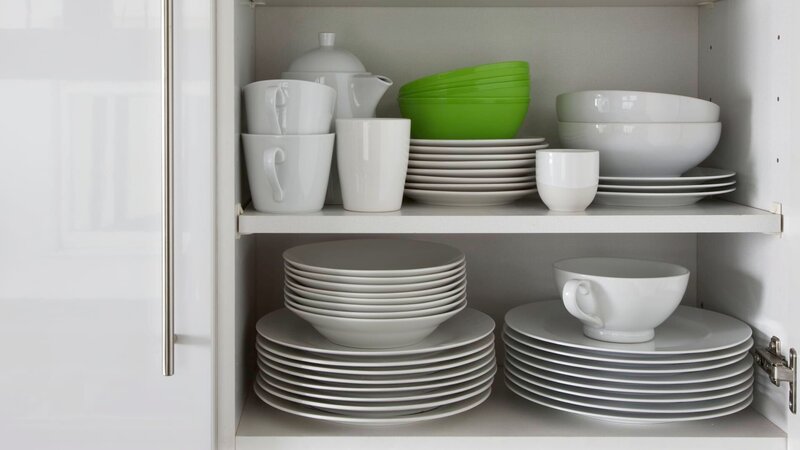 white crockery stacked in cupboard with green bowl – Bild: Martin Poole