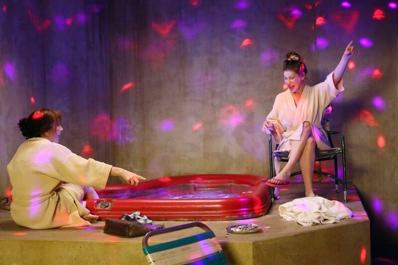 Frankie (Patricia Heaton, l.); Sue (Eden Sher, r.) – Bild: HBOH