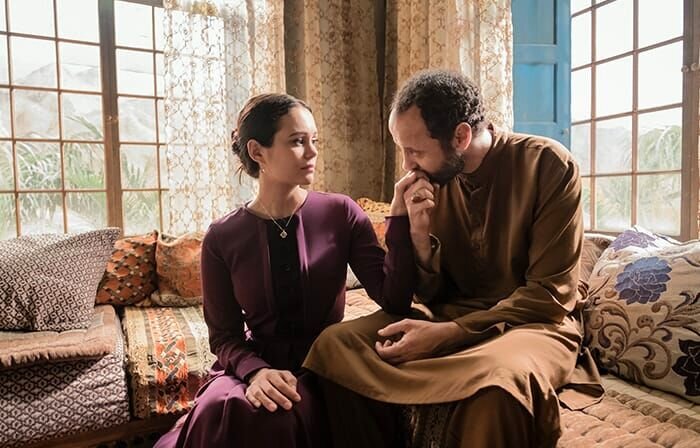 Pictured (L-R): Dina Shihabi (Hanin Suleiman), Ali Suliman (Mousa Bin Suleiman) – Bild: Amazon Studios
