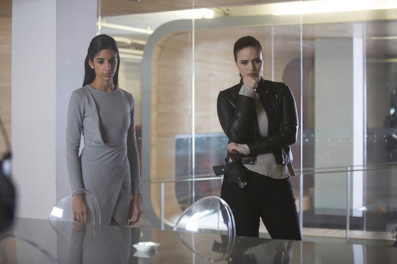 L-R: Asha (Harveen Sandhu), Jules Dover (Lisa Marcos) – Bild: /​ (C)SYFY Photocredit Mandatory, Editorial Use Only, NO archive, NO Resale