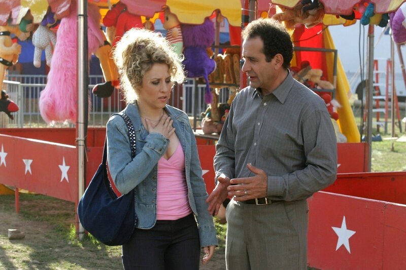 Monk (Tony Shalhoub) hat herausgefunden, was bei dem Mord auf dem Rummelplatz wirklich geschehen ist und kehrt mit Sharona (Bitty Schram) zum Tatort zurück. – Bild: Super RTL